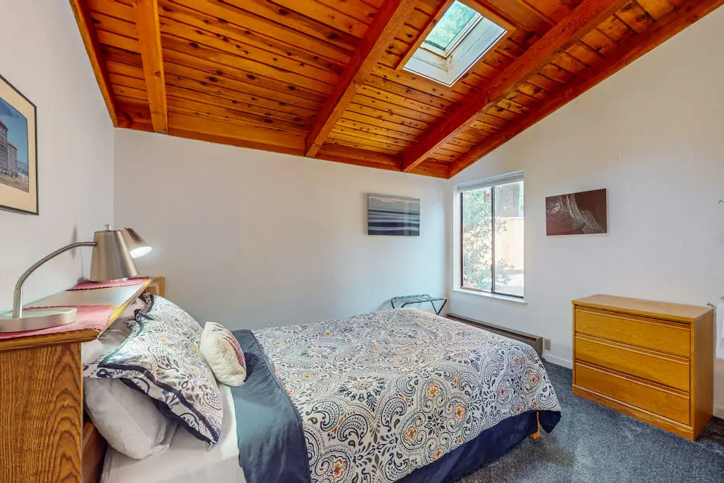 The Bobcat House - Forested retreat with private hot tub, dogs welcome