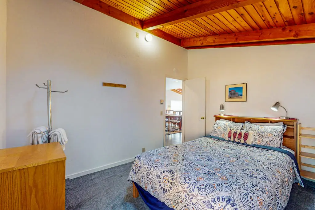 The Bobcat House - Forested retreat with private hot tub, dogs welcome