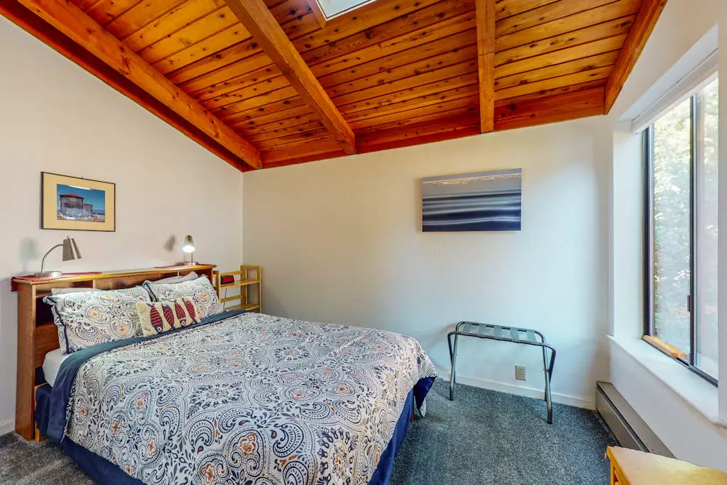 The Bobcat House - Forested retreat with private hot tub, dogs welcome