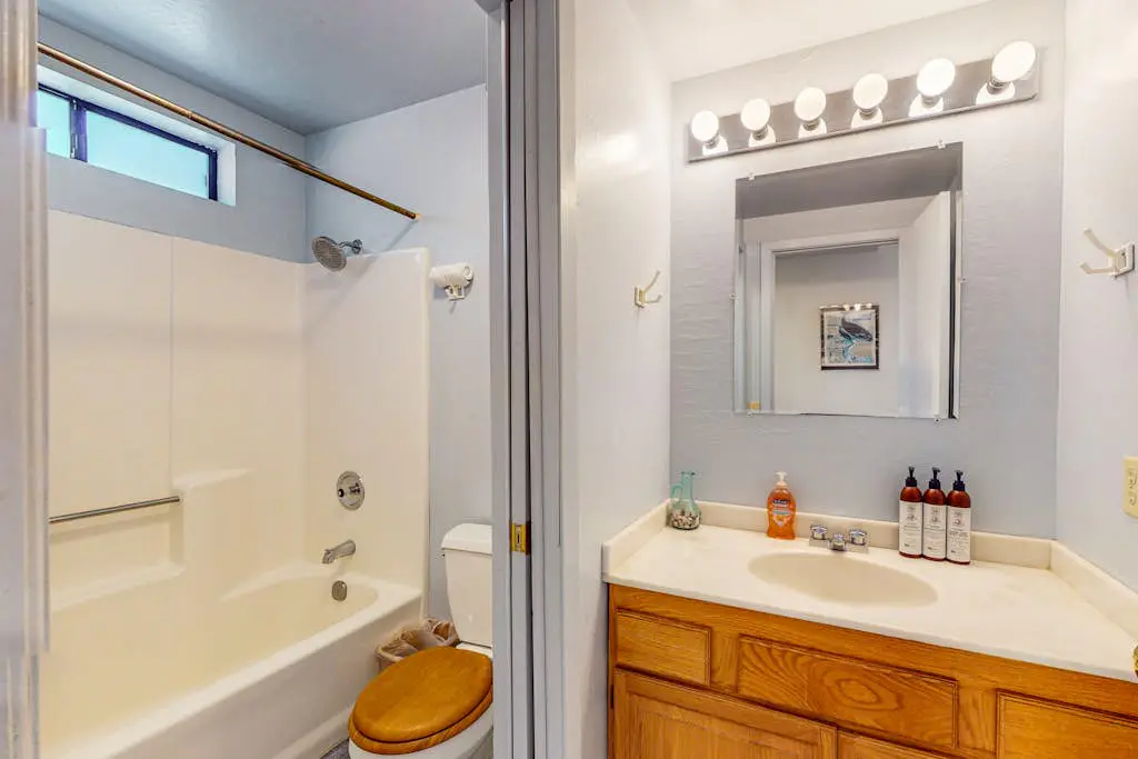 The Bobcat House - Forested retreat with private hot tub, dogs welcome