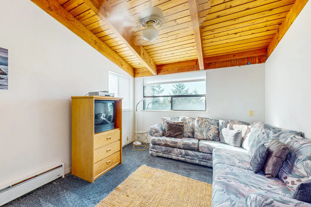 The Bobcat House - Forested retreat with private hot tub, dogs welcome