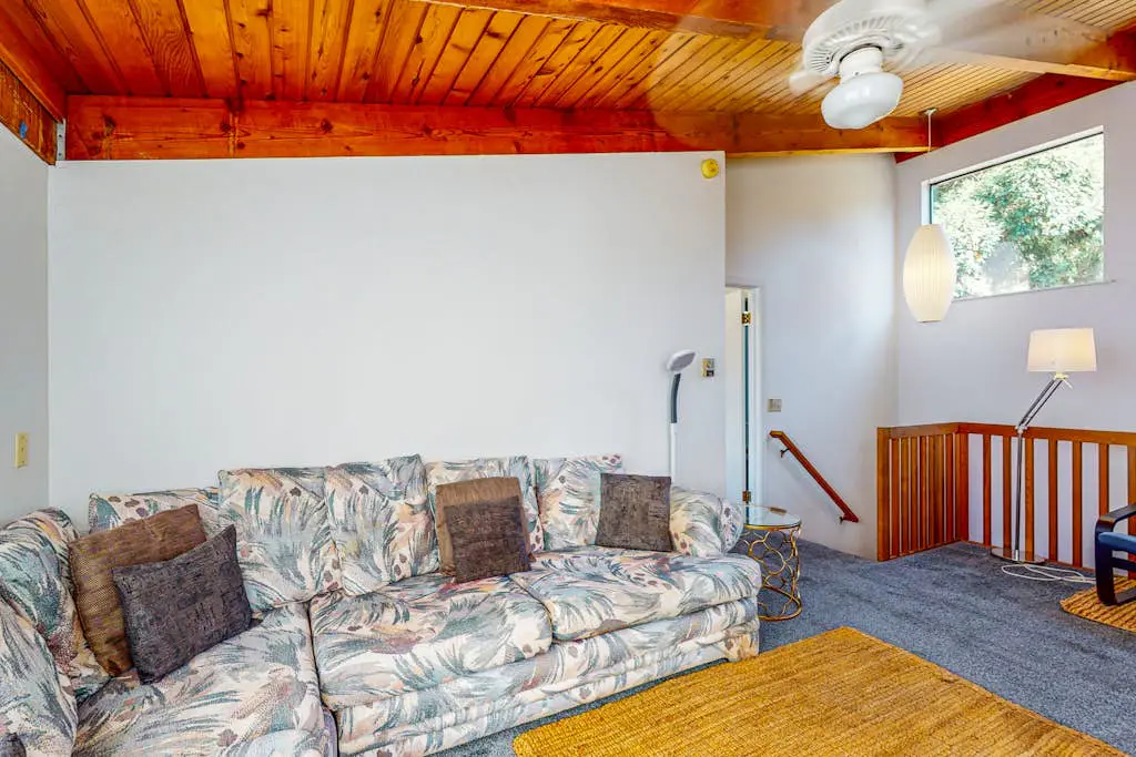 The Bobcat House - Forested retreat with private hot tub, dogs welcome