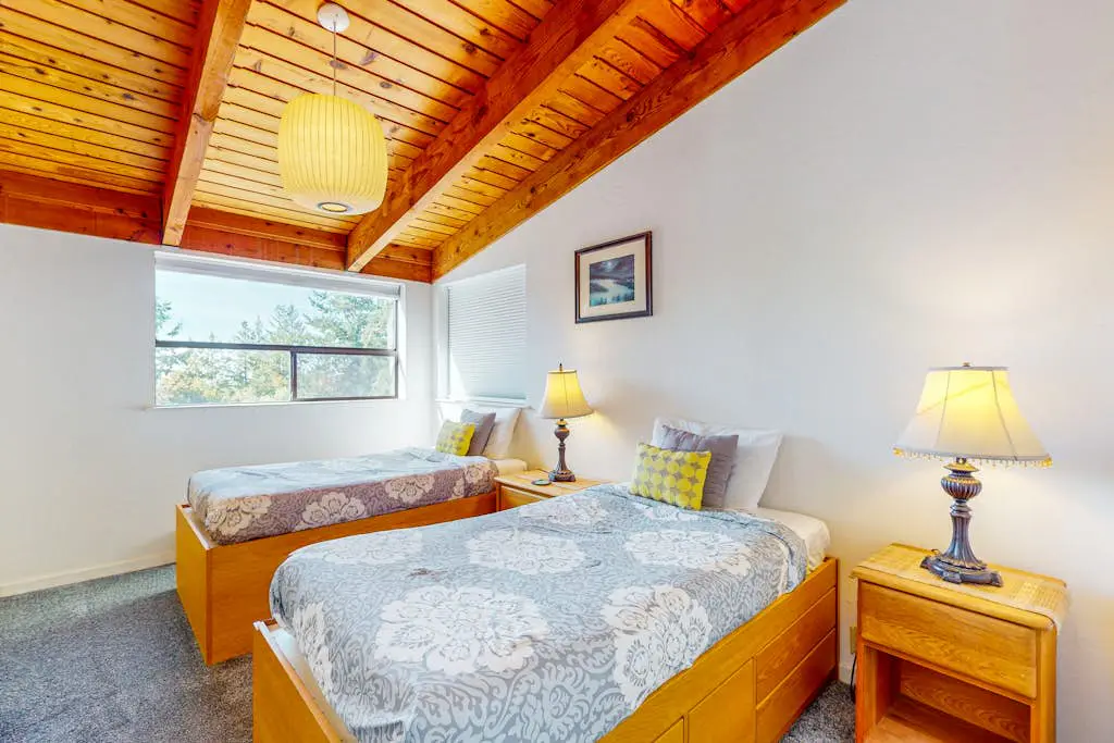 The Bobcat House - Forested retreat with private hot tub, dogs welcome