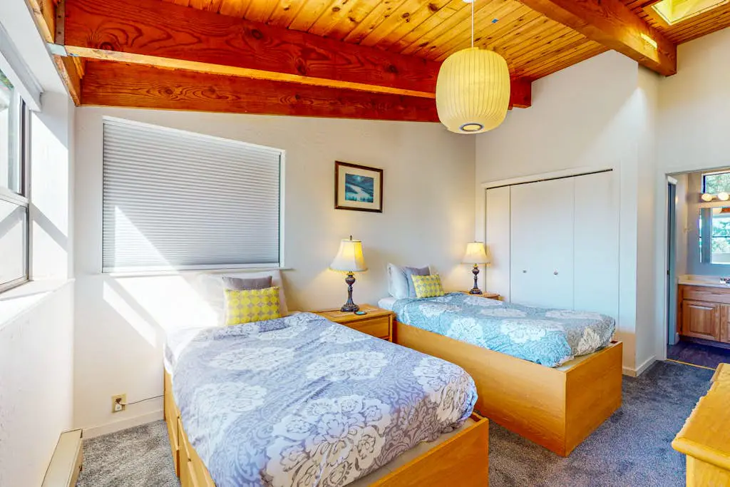 The Bobcat House - Forested retreat with private hot tub, dogs welcome