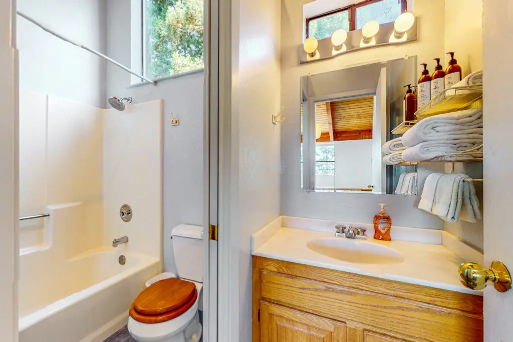 The Bobcat House - Forested retreat with private hot tub, dogs welcome