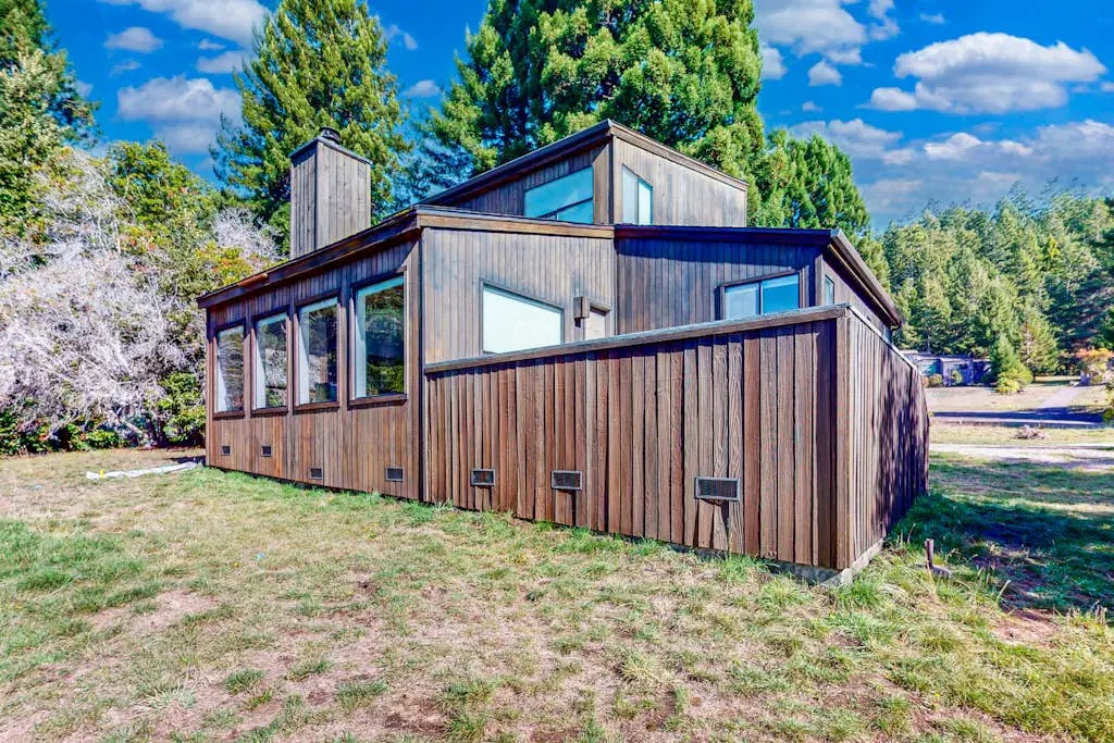 The Bobcat House - Forested retreat with private hot tub, dogs welcome