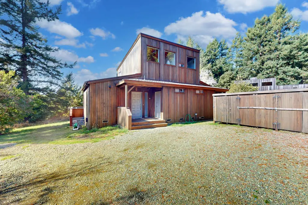 The Bobcat House - Forested retreat with private hot tub, dogs welcome
