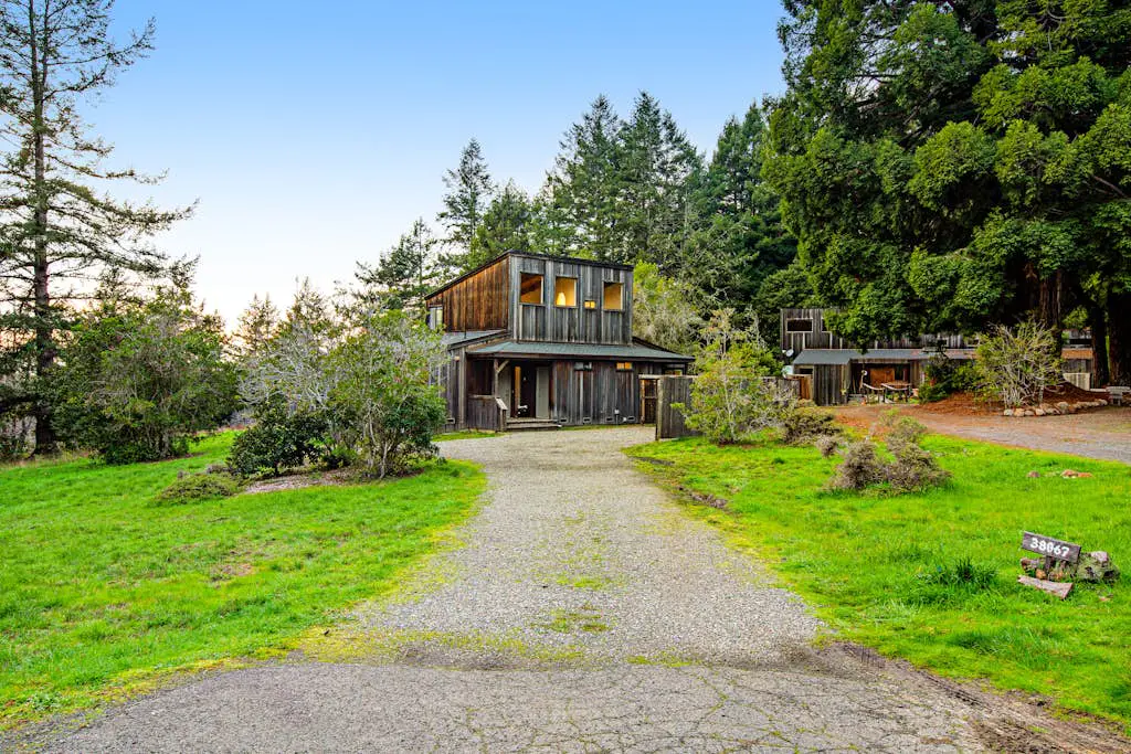 The Bobcat House - Forested retreat with private hot tub, dogs welcome