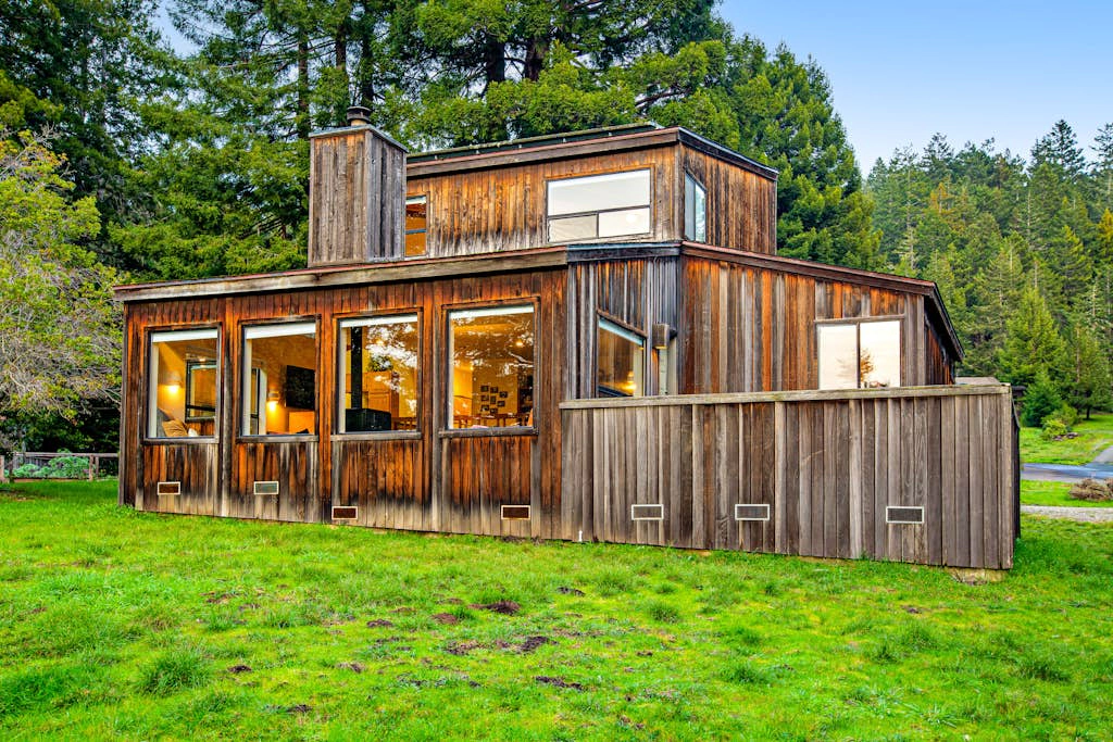 The Bobcat House - Forested retreat with private hot tub, dogs welcome