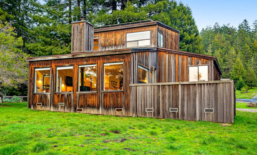 The Bobcat House - Forested retreat with private hot tub, dogs welcome
