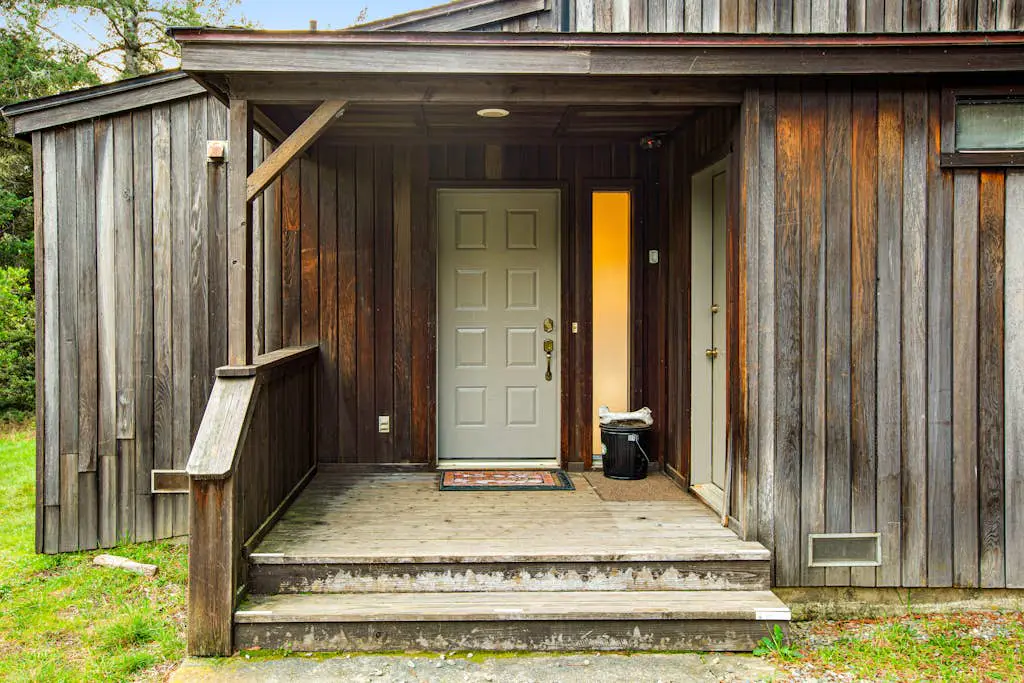 The Bobcat House - Forested retreat with private hot tub, dogs welcome