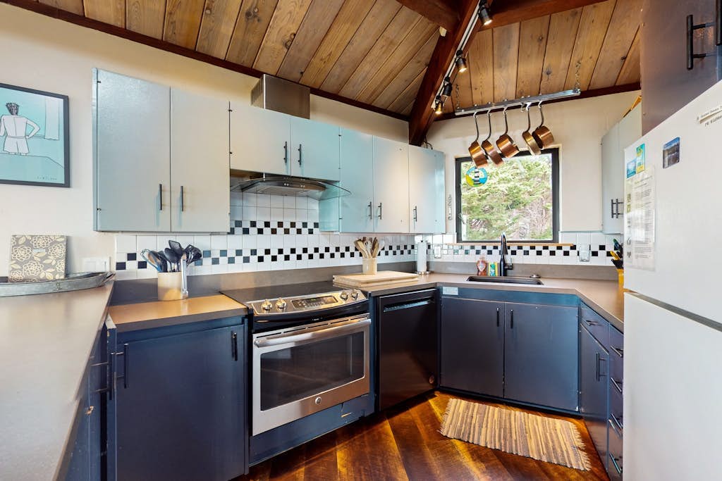 Seas the Day - Newly remodeled hexagon home with hot tub, dogs welcome