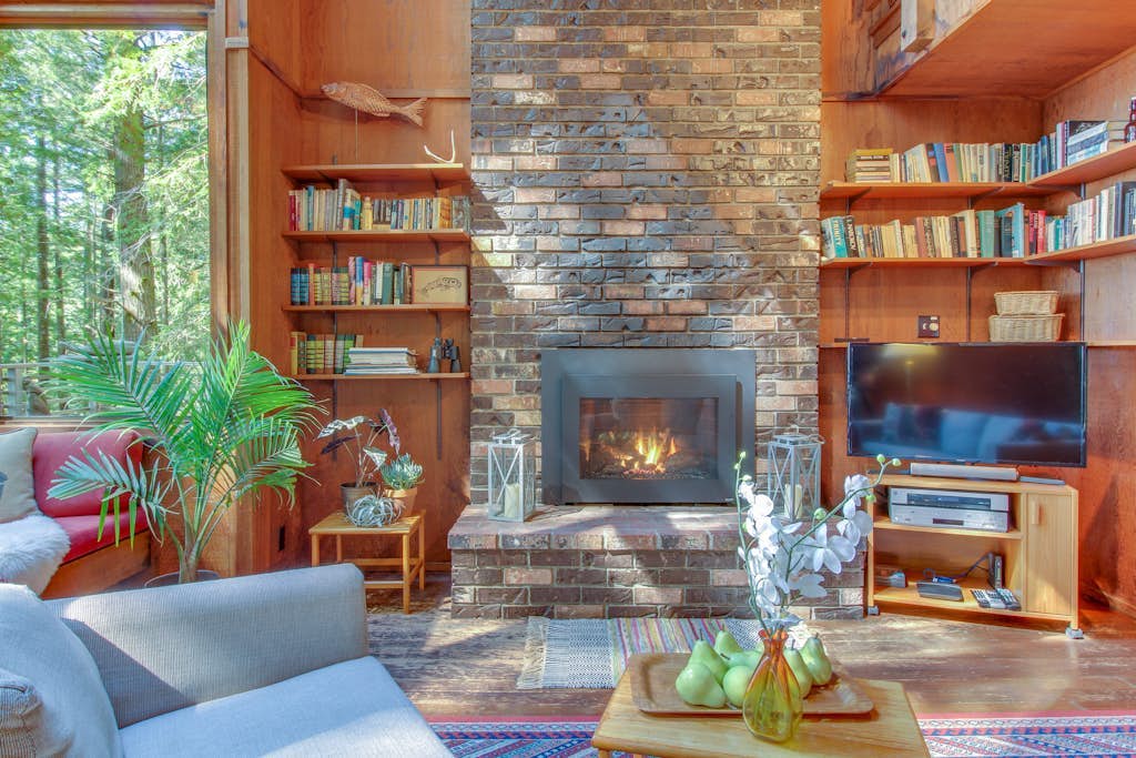 Romantic woodland haven with private hot tub, deck & gorgeous forest/ocean views