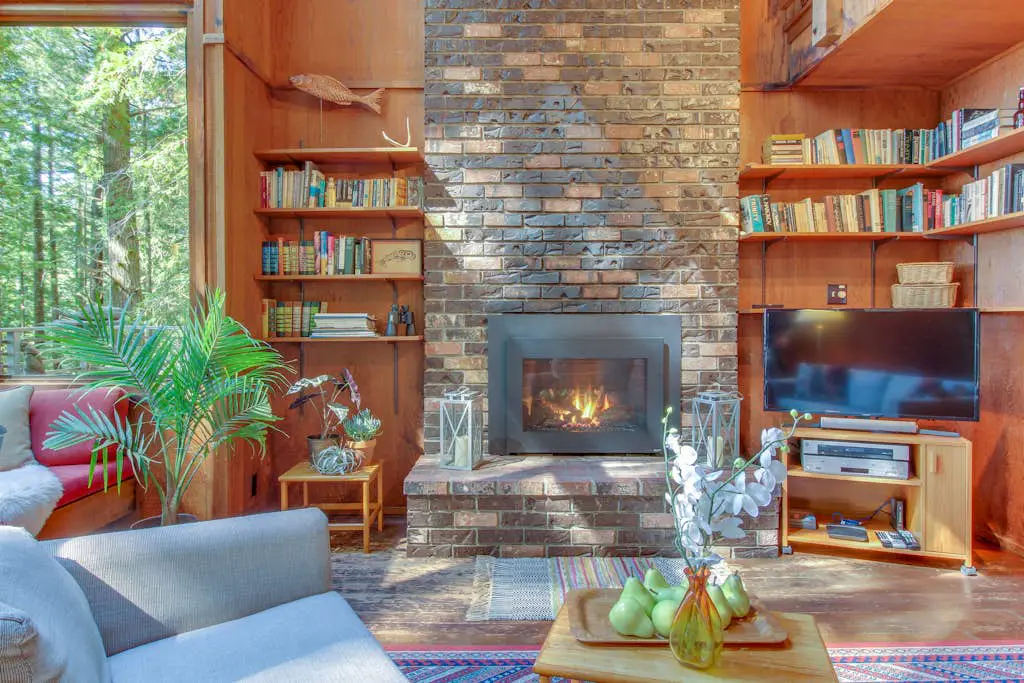 The Redwood House - Forested cabin with private hot tub on the golf course