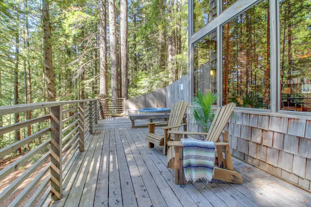 The Redwood House - Forested cabin with private hot tub on the golf course