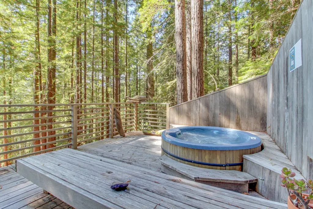 The Redwood House - Forested cabin with private hot tub on the golf course