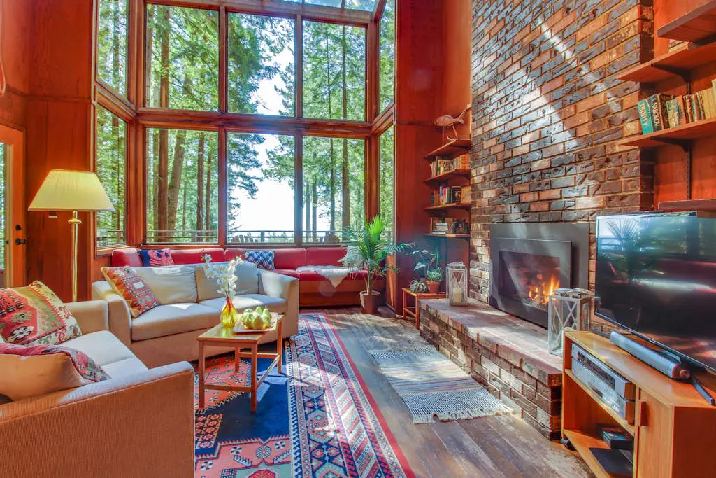 The Redwood House - Forested cabin with private hot tub on the golf course