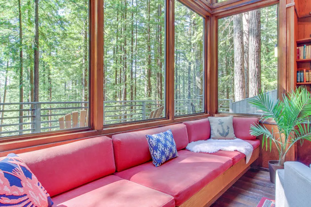 The Redwood House - Forested cabin with private hot tub on the golf course