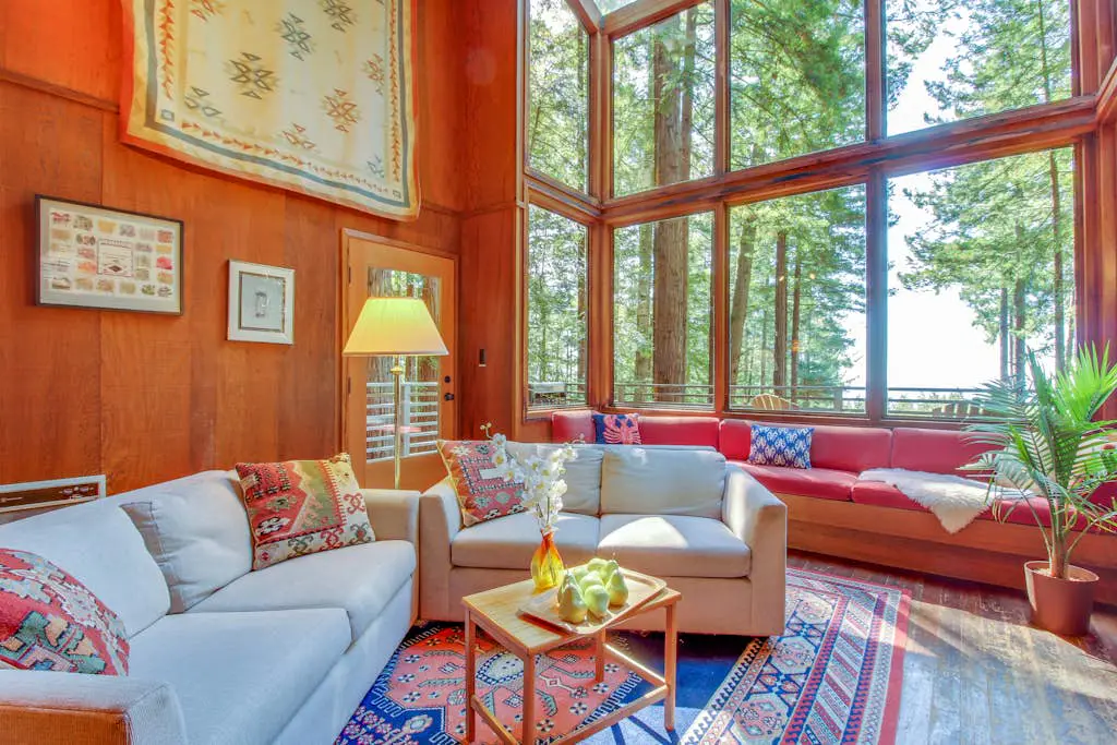 The Redwood House - Forested cabin with private hot tub on the golf course