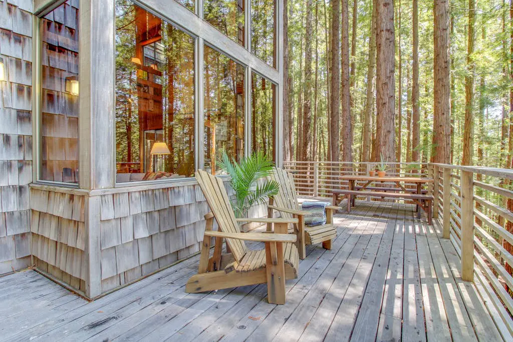 The Redwood House - Forested cabin with private hot tub on the golf course