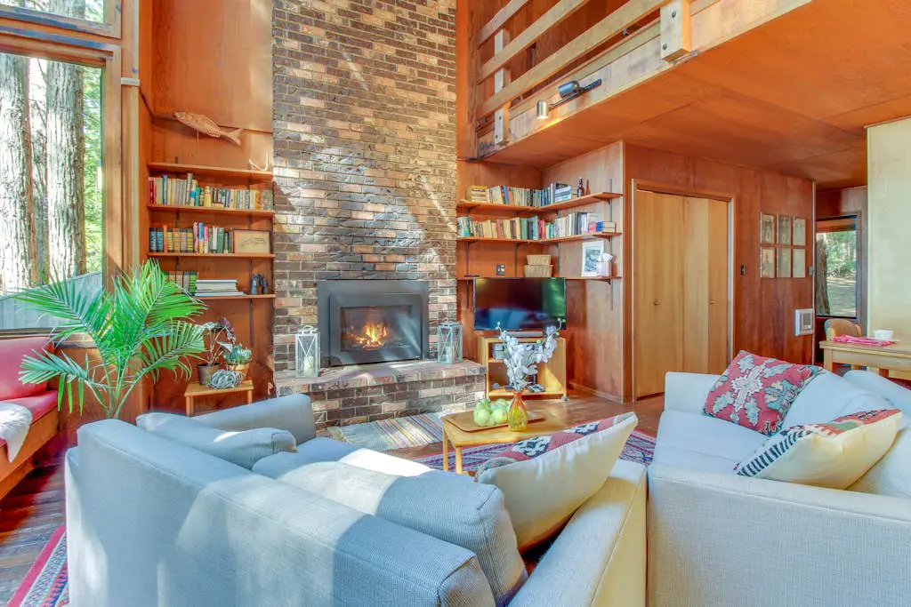 The Redwood House - Forested cabin with private hot tub on the golf course
