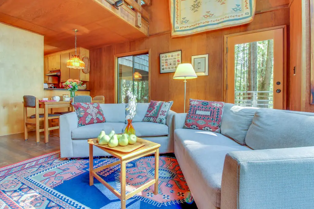 The Redwood House - Forested cabin with private hot tub on the golf course