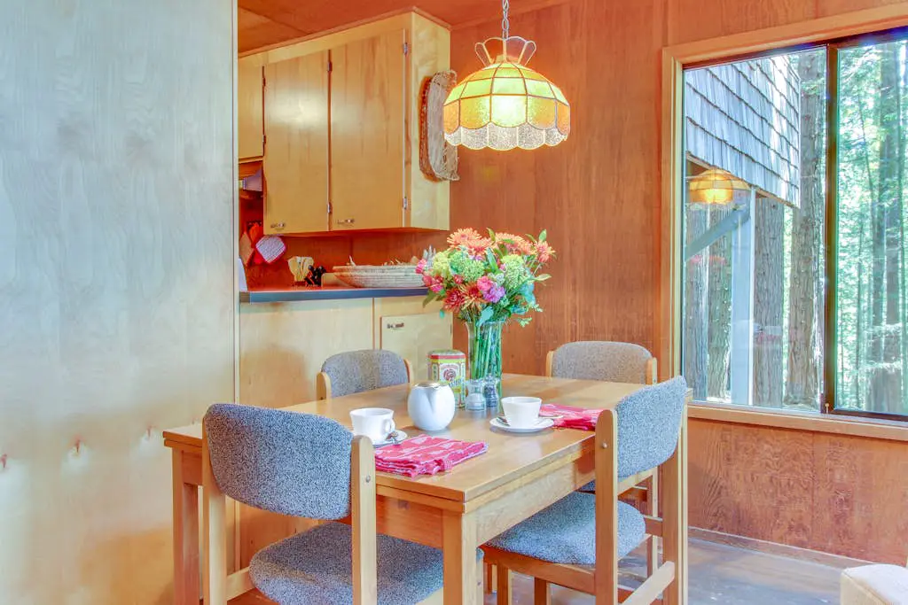 The Redwood House - Forested cabin with private hot tub on the golf course