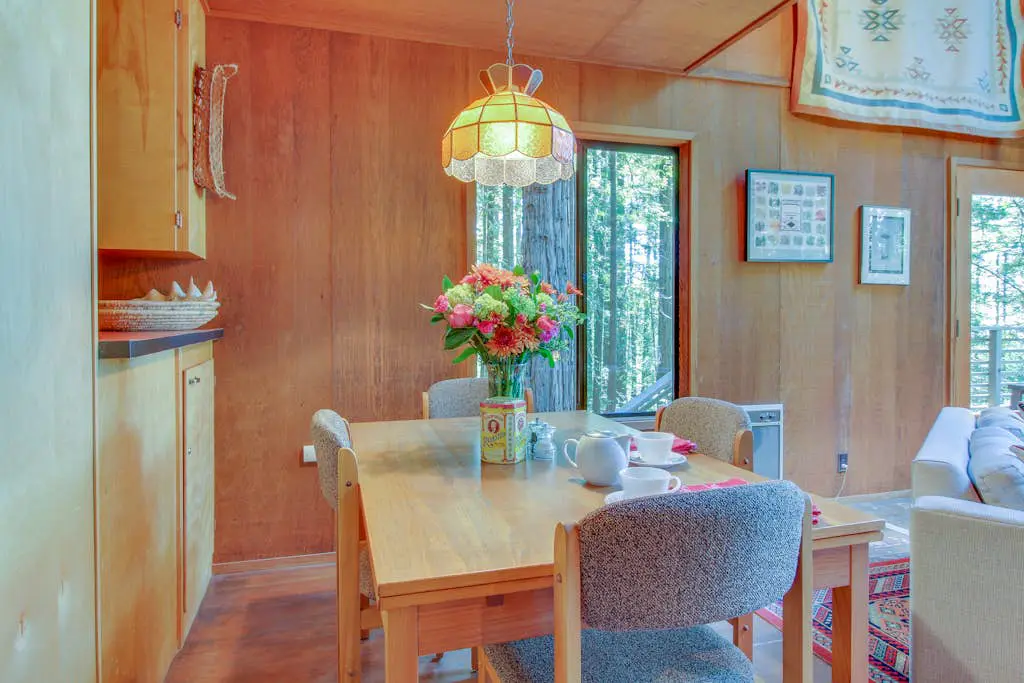 The Redwood House - Forested cabin with private hot tub on the golf course