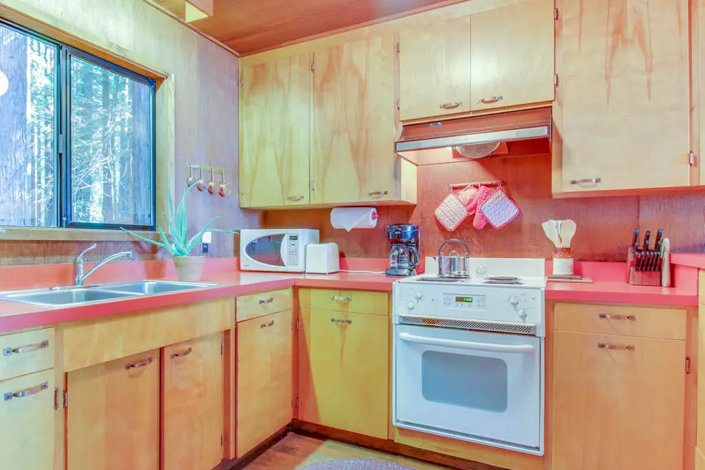 The Redwood House - Forested cabin with private hot tub on the golf course
