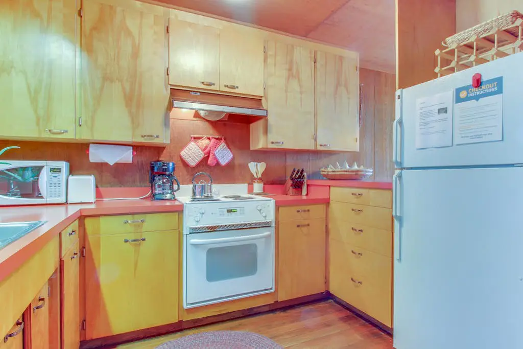 The Redwood House - Forested cabin with private hot tub on the golf course