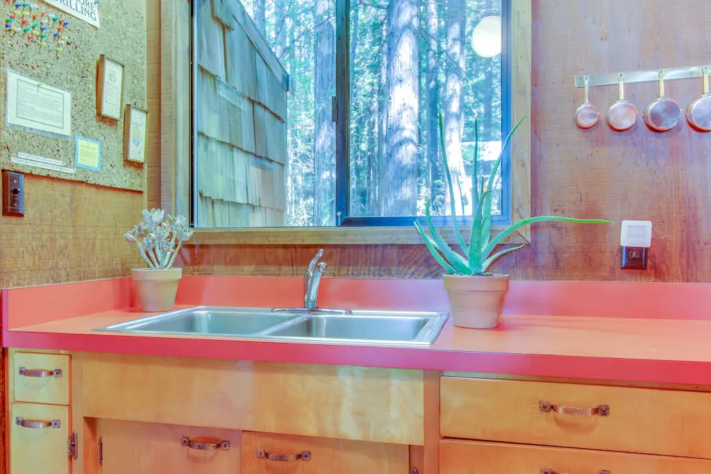 The Redwood House - Forested cabin with private hot tub on the golf course