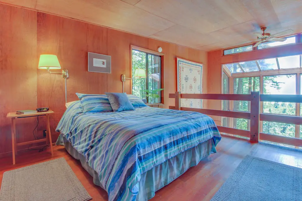 The Redwood House - Forested cabin with private hot tub on the golf course