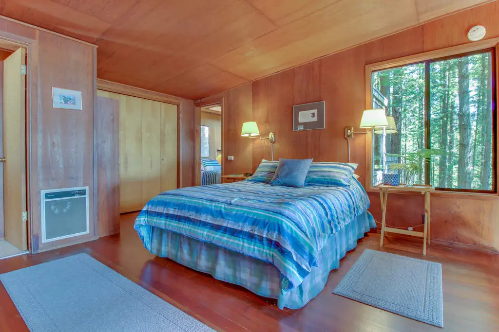 The Redwood House - Forested cabin with private hot tub on the golf course