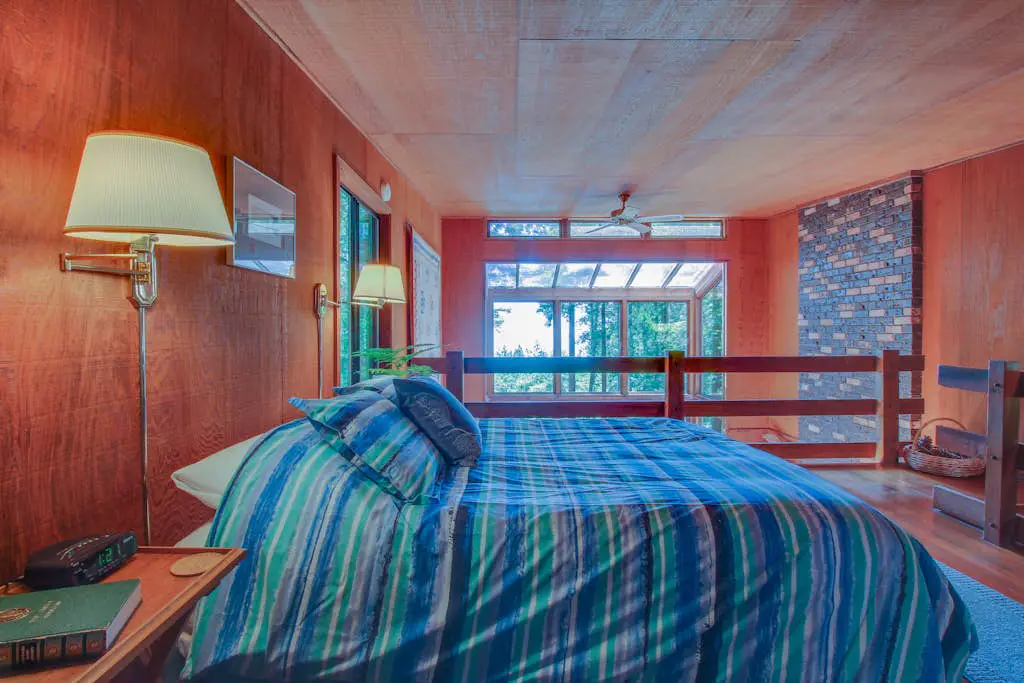 The Redwood House - Forested cabin with private hot tub on the golf course