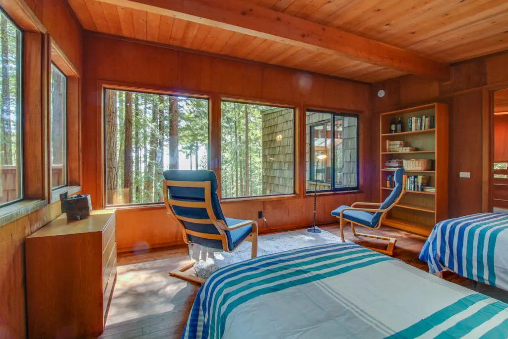 The Redwood House - Forested cabin with private hot tub on the golf course