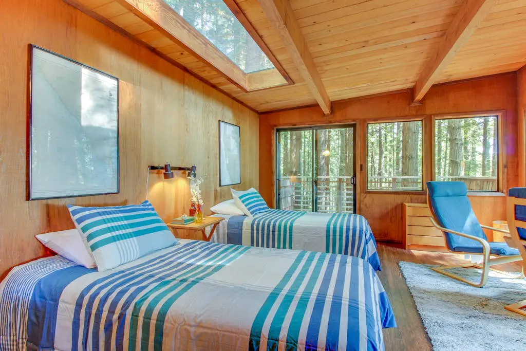 The Redwood House - Forested cabin with private hot tub on the golf course