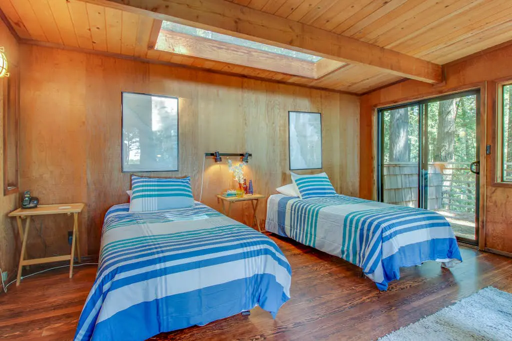 The Redwood House - Forested cabin with private hot tub on the golf course