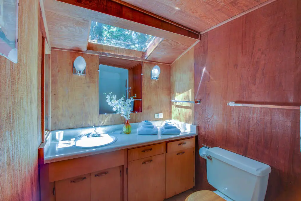 The Redwood House - Forested cabin with private hot tub on the golf course