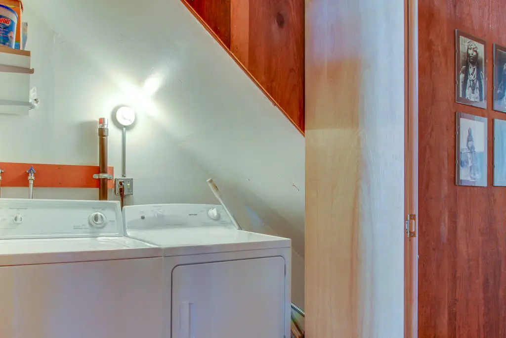 The Redwood House - Forested cabin with private hot tub on the golf course