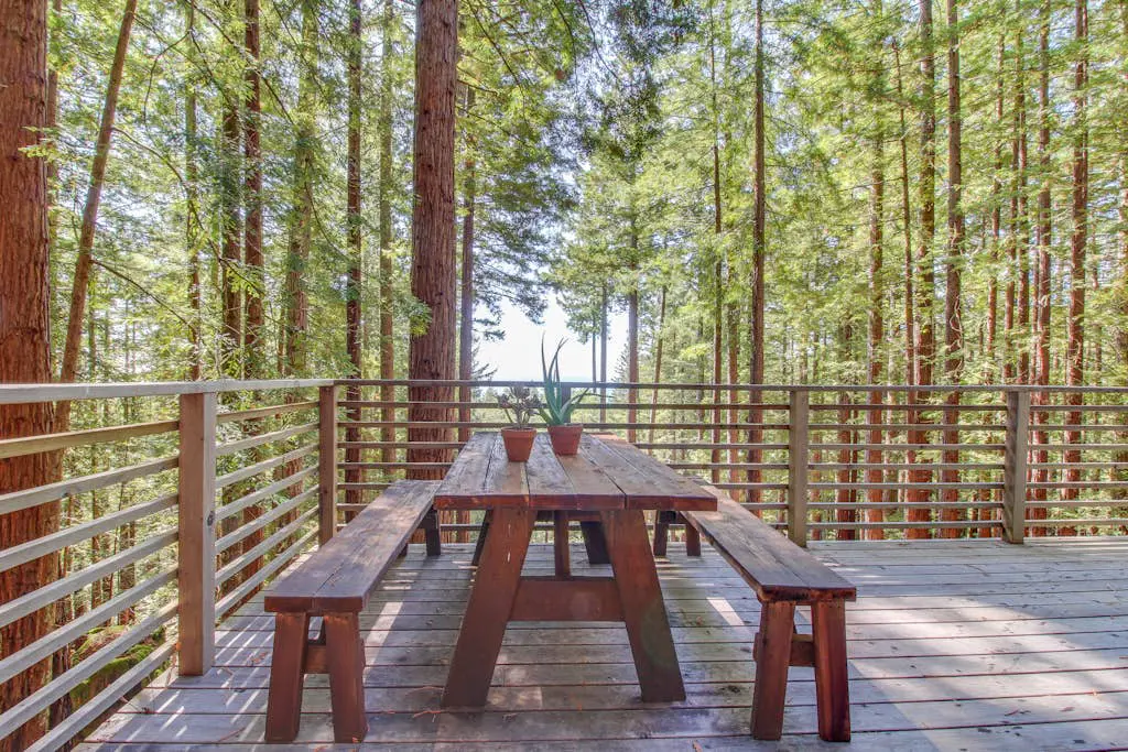 The Redwood House - Forested cabin with private hot tub on the golf course
