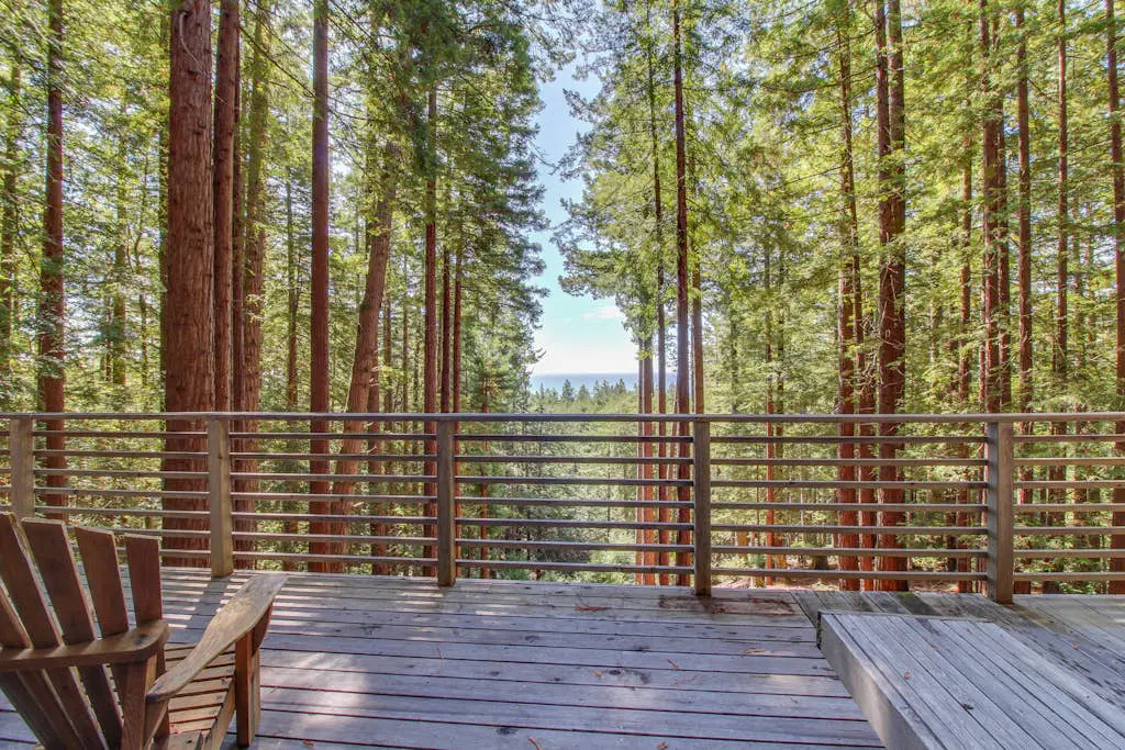 The Redwood House - Forested cabin with private hot tub on the golf course