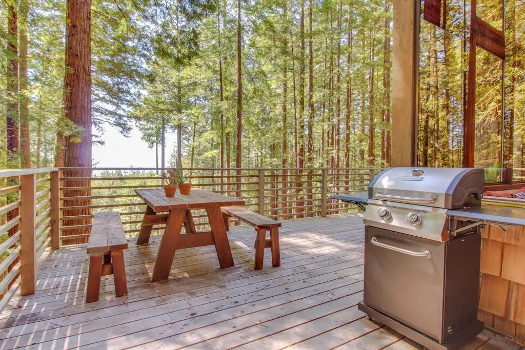 The Redwood House - Forested cabin with private hot tub on the golf course