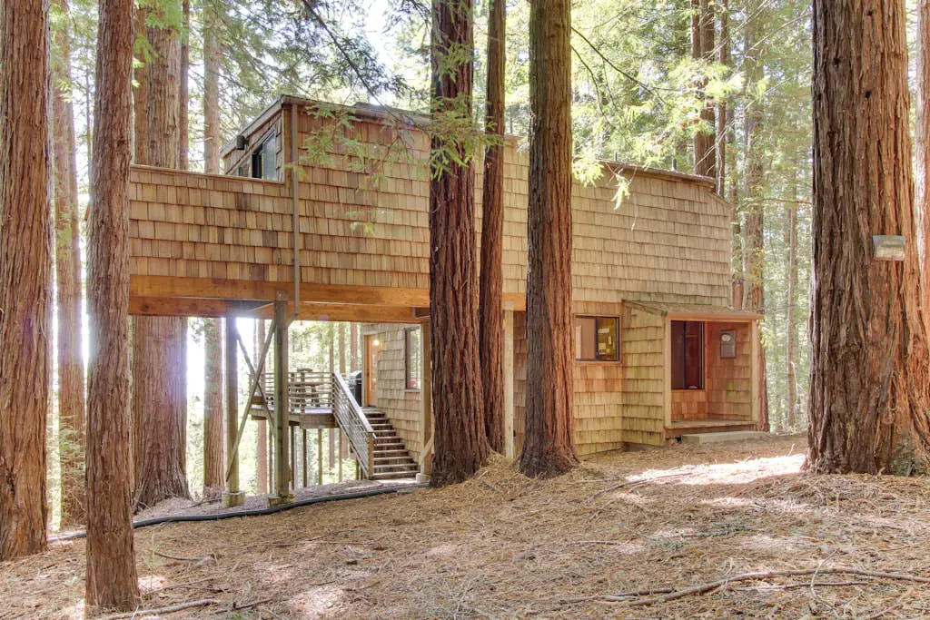 The Redwood House - Forested cabin with private hot tub on the golf course