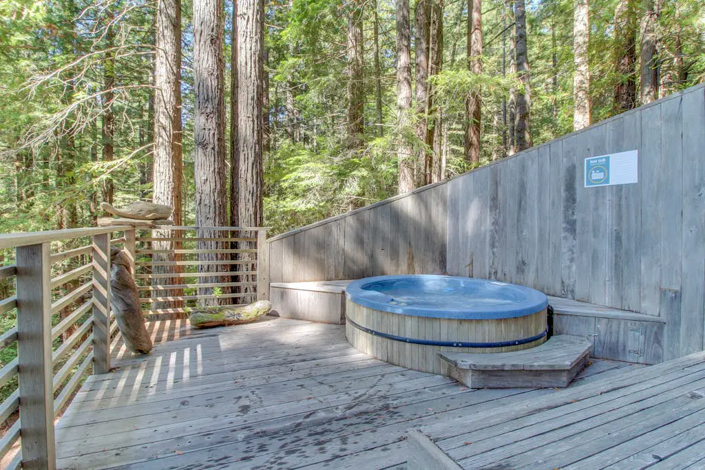 The Redwood House - Forested cabin with private hot tub on the golf course
