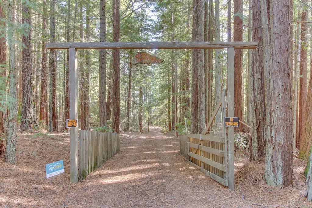 The Redwood House - Forested cabin with private hot tub on the golf course