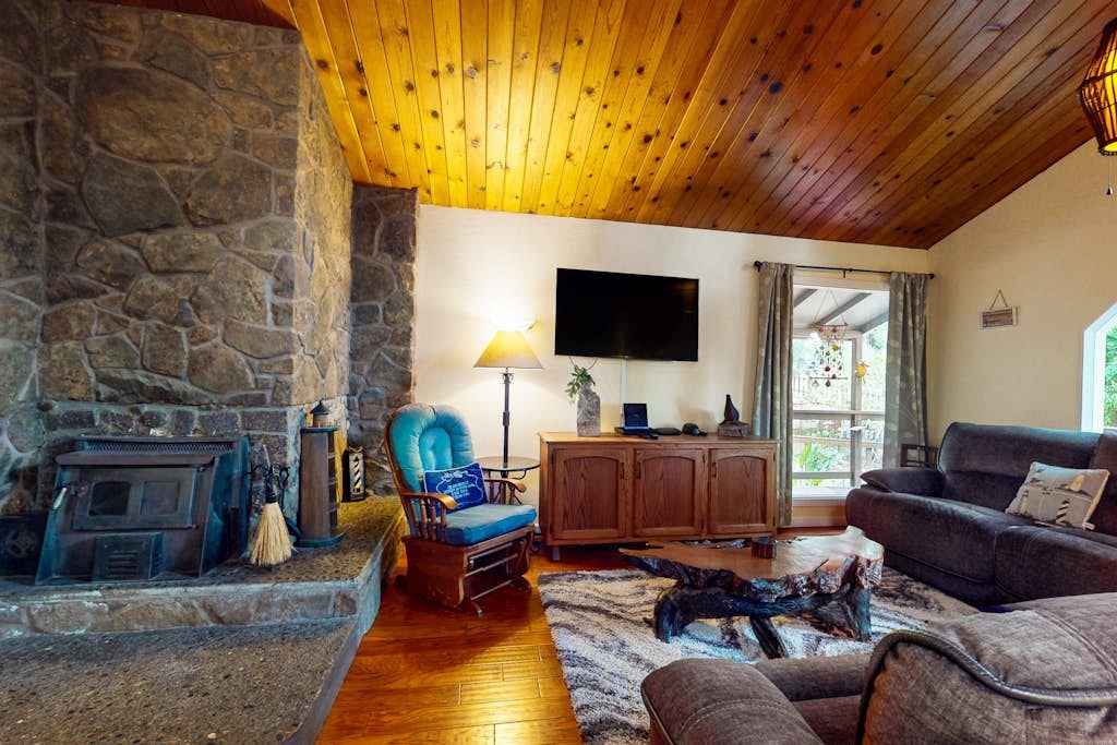 Cozy House with Ocean Views, Private Hot Tub & Beach Access Nearby