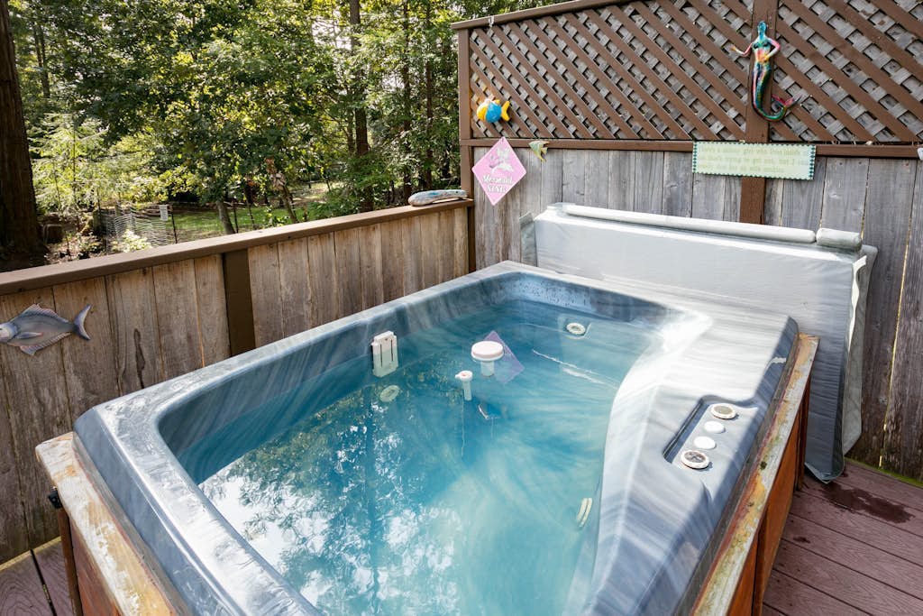 Cozy House with Ocean Views, Private Hot Tub & Beach Access Nearby