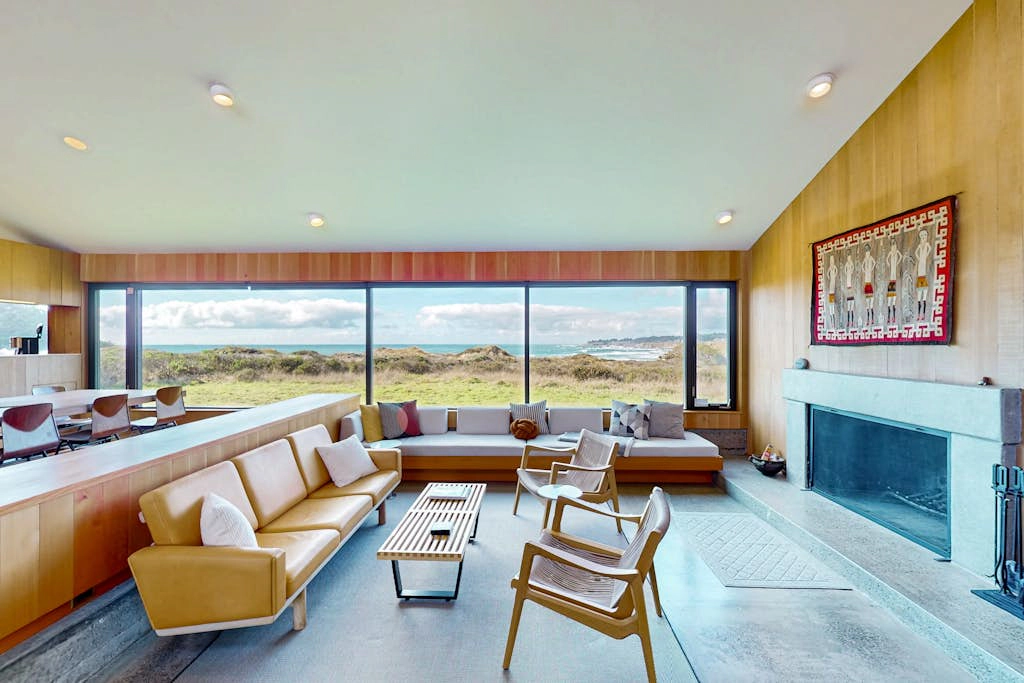 Rolling Waves Beach House - Newly remodeled oceanfront home with hot tub near Walk On Beach