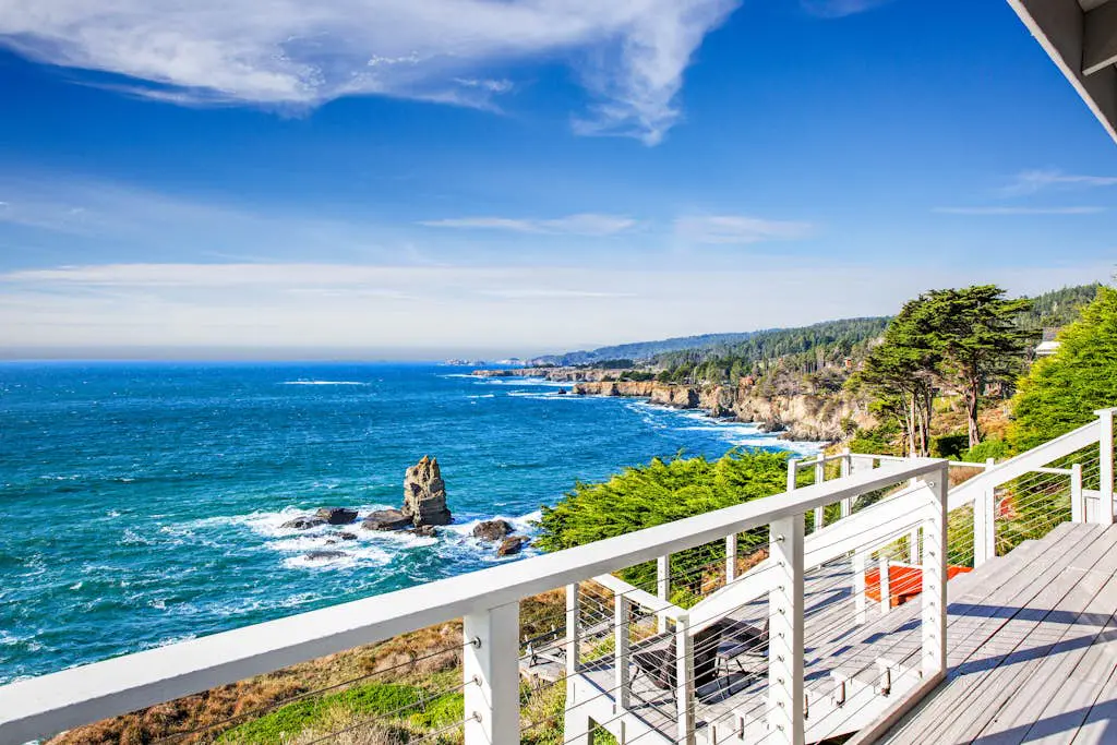 The Lookout Point - Oceanfront home with fireplace & private hot tub - close to town