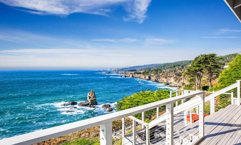 Oceanfront home with fireplace & private hot tub - close to town